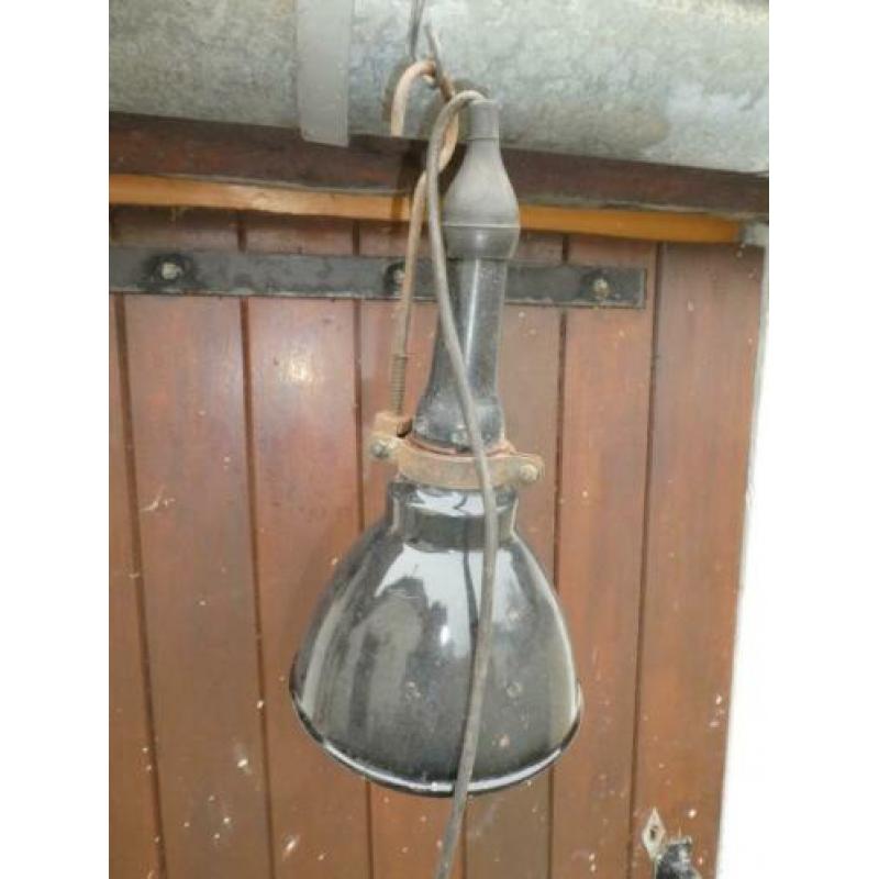 stallamp emaille zwart hanglamp vintage jaren 40/50: 55 euro