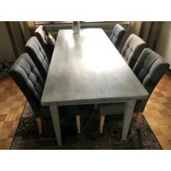 Mooie grenen eettafel plus zes eetkamerstoelen van Woood.