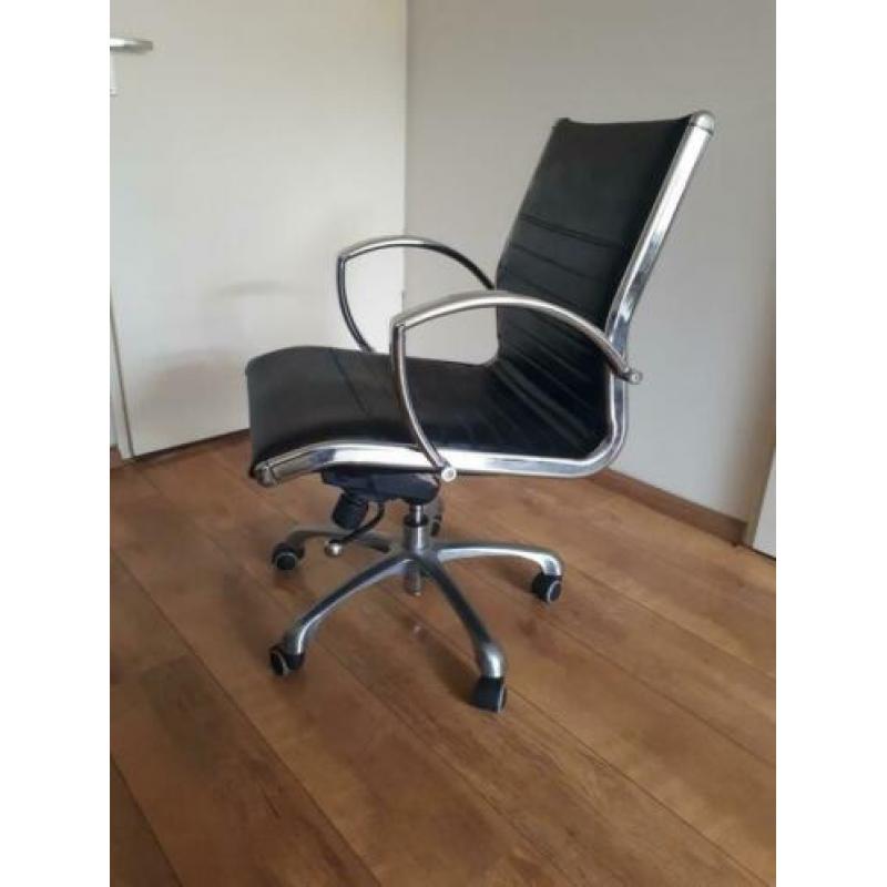 Burostoel in de stijl van Eames.