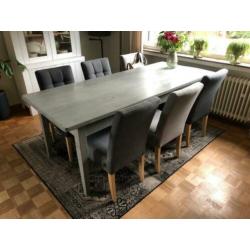 Mooie grenen eettafel plus zes eetkamerstoelen van Woood.