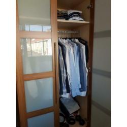 Kleding kast kersen fineer ziet er als nieuw uit