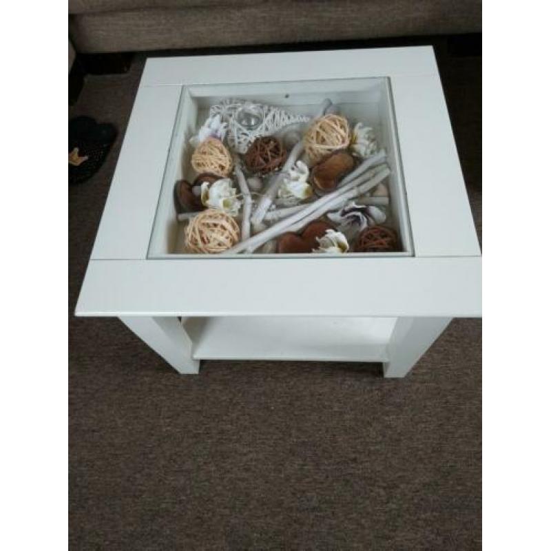 Salontafel met lade en glasplaat.