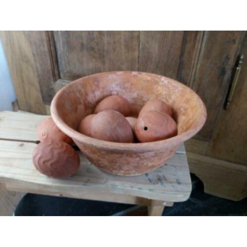 Brocante terracotta schaal met siereieren.Pasen/decoratie.
