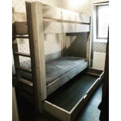 Stapelbed met lade en optie voor derde bed