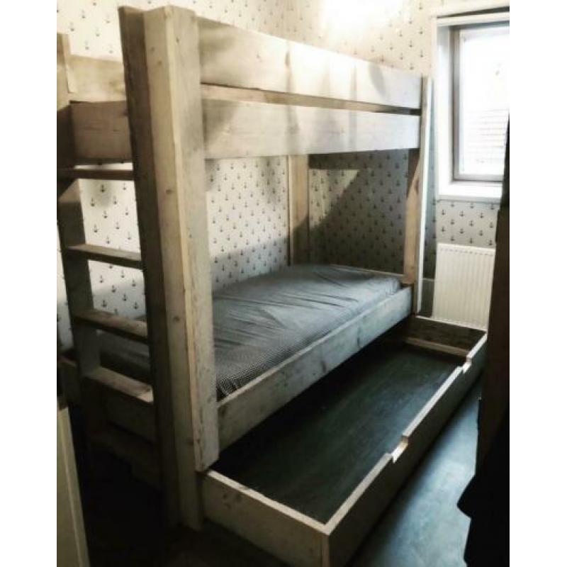Stapelbed met lade en optie voor derde bed