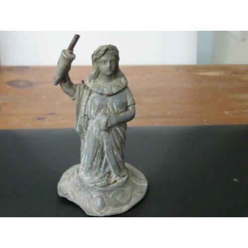 Denk tinnen statue van een vrouw met fakkel