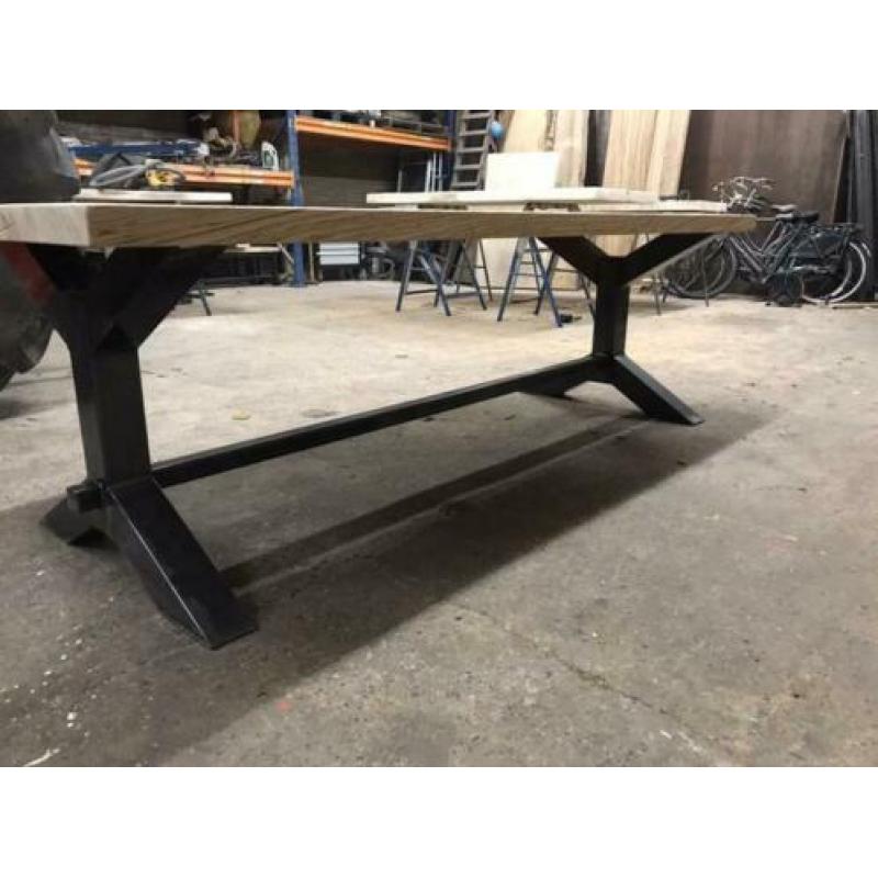 Robuuste tafel op voorraad!