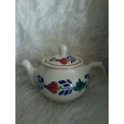 Boerenbont vlees/brodschaal en kleine theepot.