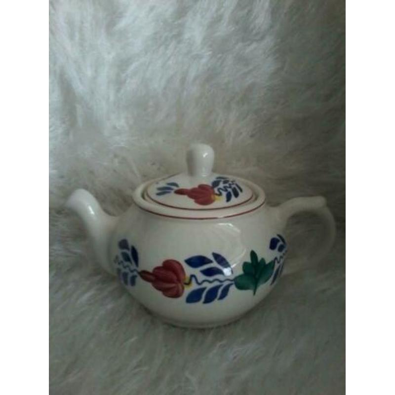 Boerenbont vlees/brodschaal en kleine theepot.