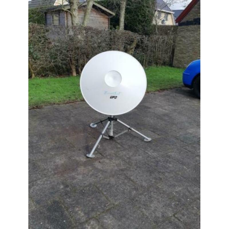 Luxe schotelantenne voor caravan of camper of balkon