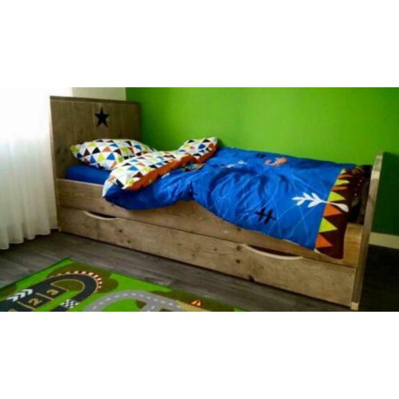 Stapelbed met lade en optie voor derde bed