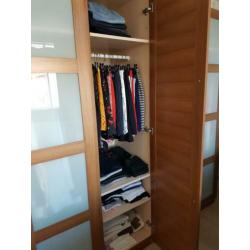 Kleding kast kersen fineer ziet er als nieuw uit