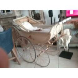 Mooie antieke kinderwagen