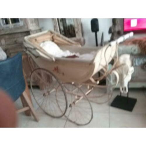 Mooie antieke kinderwagen