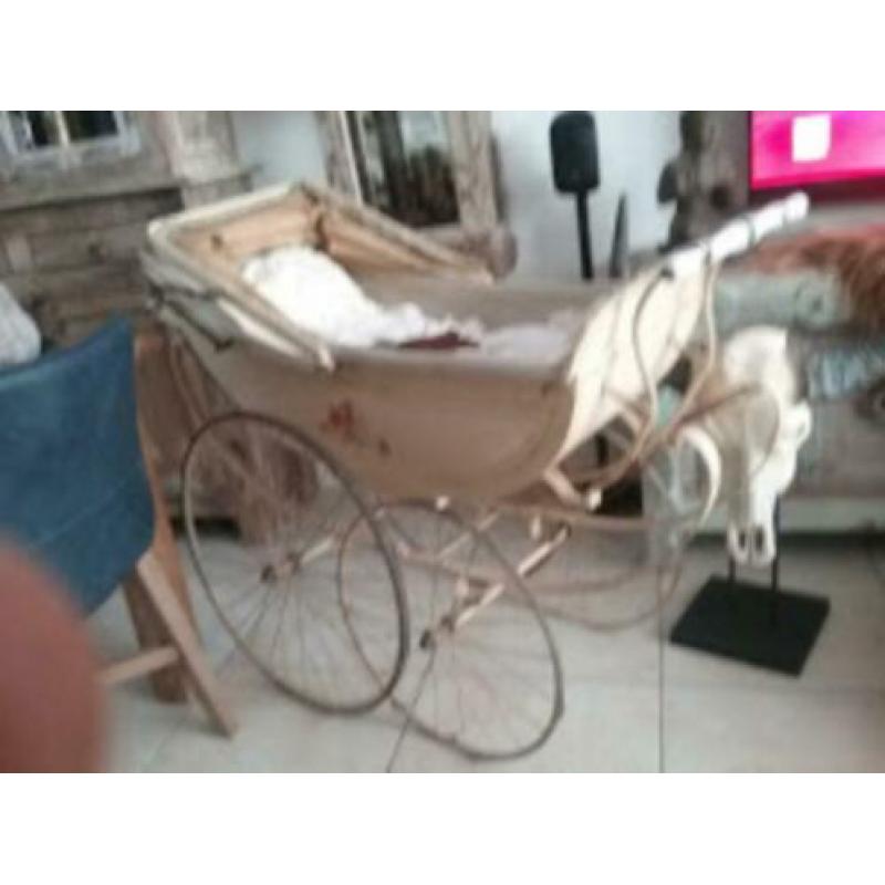 Mooie antieke kinderwagen