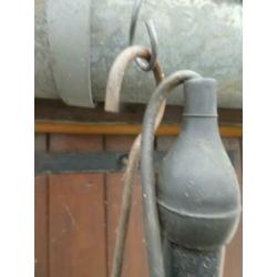 stallamp emaille zwart hanglamp vintage jaren 40/50: 55 euro
