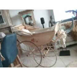 Mooie antieke kinderwagen