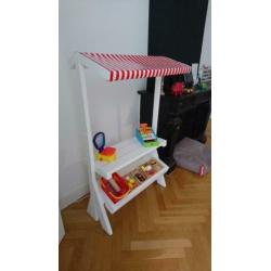 Marktkraampje met accessoires, kassa en levensmiddelen