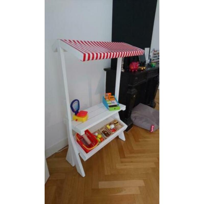 Marktkraampje met accessoires, kassa en levensmiddelen