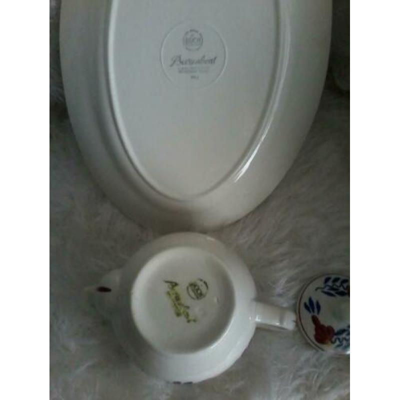 Boerenbont vlees/brodschaal en kleine theepot.