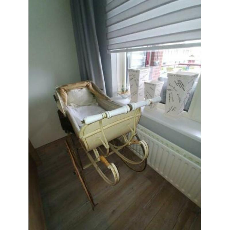 Mooie antieke kinderwagen