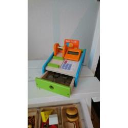 Marktkraampje met accessoires, kassa en levensmiddelen