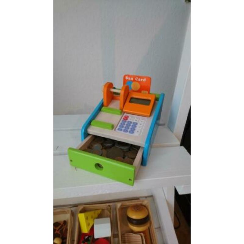 Marktkraampje met accessoires, kassa en levensmiddelen