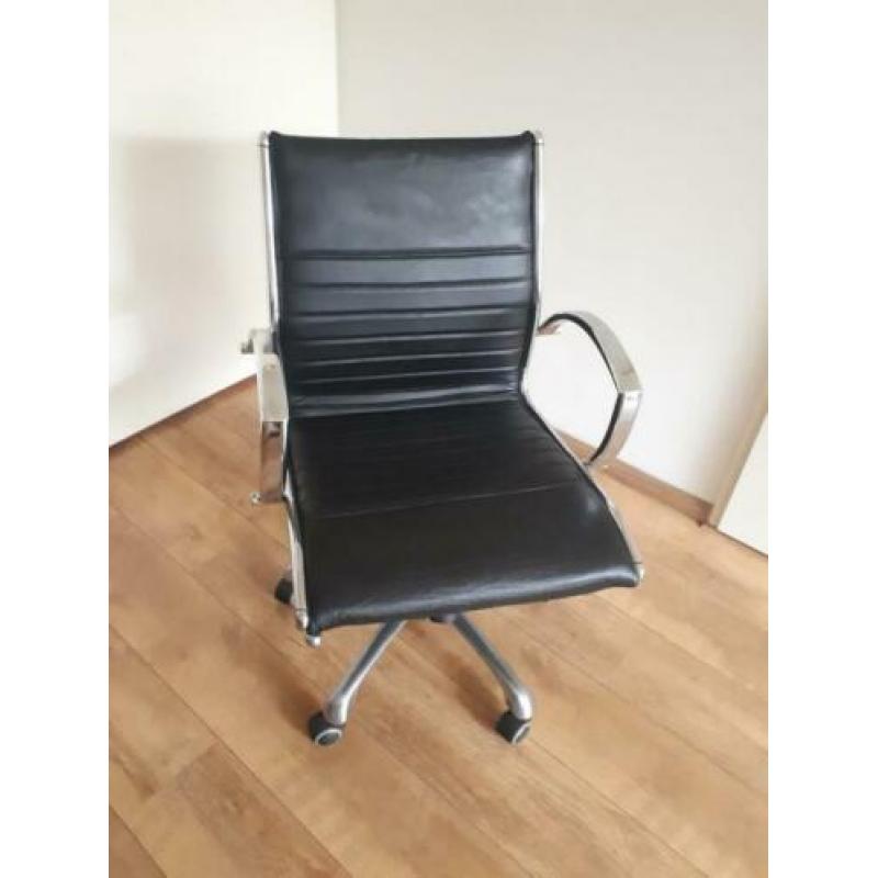 Burostoel in de stijl van Eames.