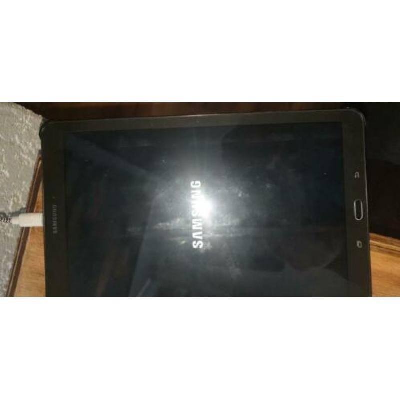 2 x Samsung Tablet. Bieden vanaf prijs is per stuk.