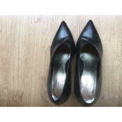 ZGAN! Zwarte leren pumps van Sacha mt 39 ! Grote opruiming !