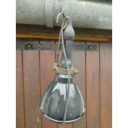 stallamp emaille zwart hanglamp vintage jaren 40/50: 55 euro