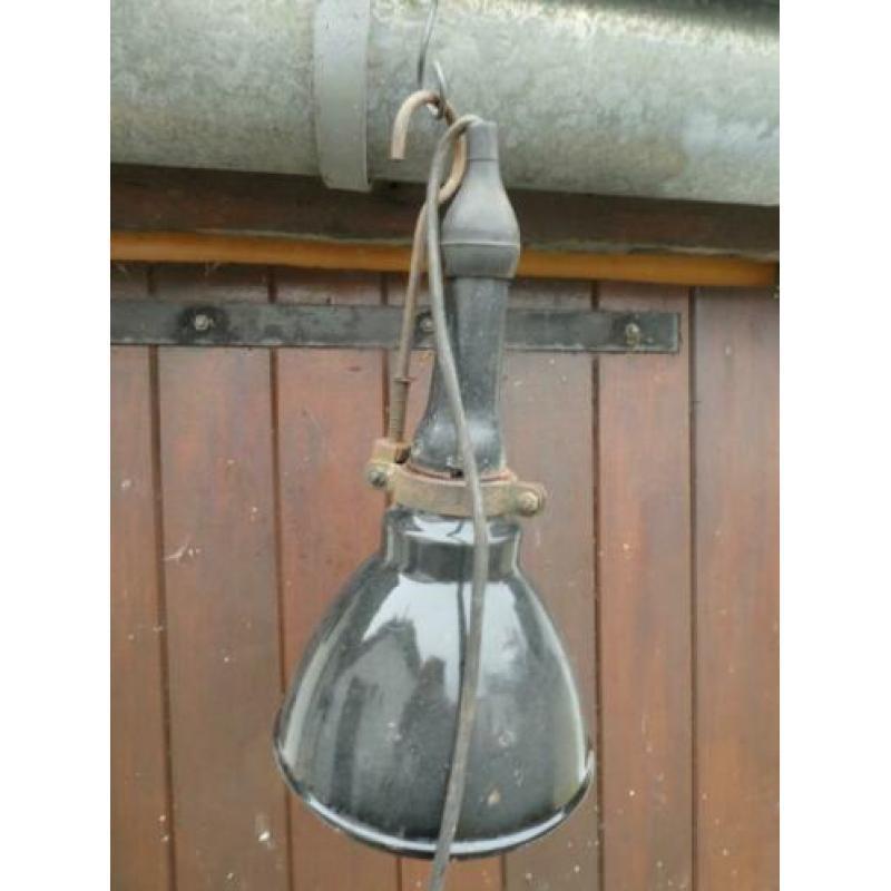 stallamp emaille zwart hanglamp vintage jaren 40/50: 55 euro