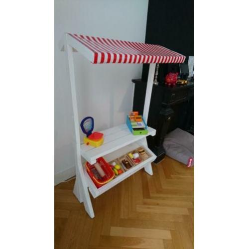 Marktkraampje met accessoires, kassa en levensmiddelen