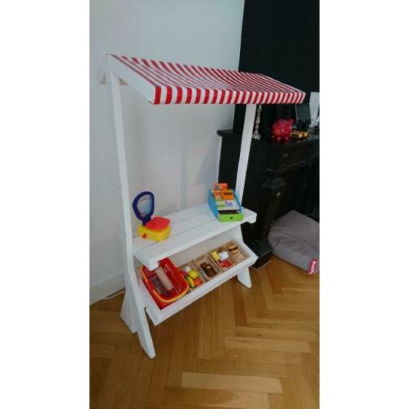 Marktkraampje met accessoires, kassa en levensmiddelen