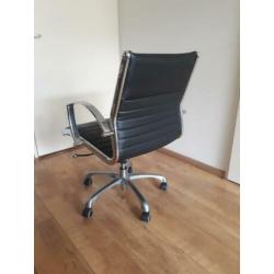 Burostoel in de stijl van Eames.
