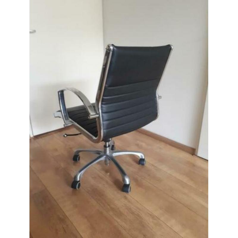 Burostoel in de stijl van Eames.
