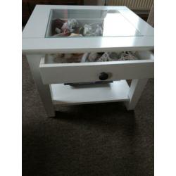 Salontafel met lade en glasplaat.