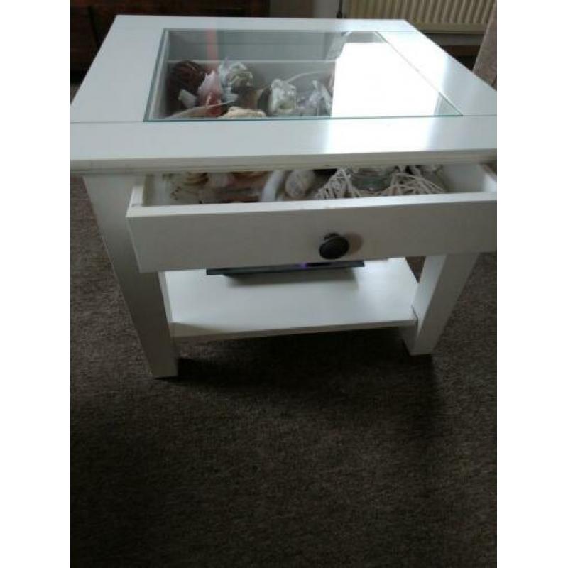 Salontafel met lade en glasplaat.