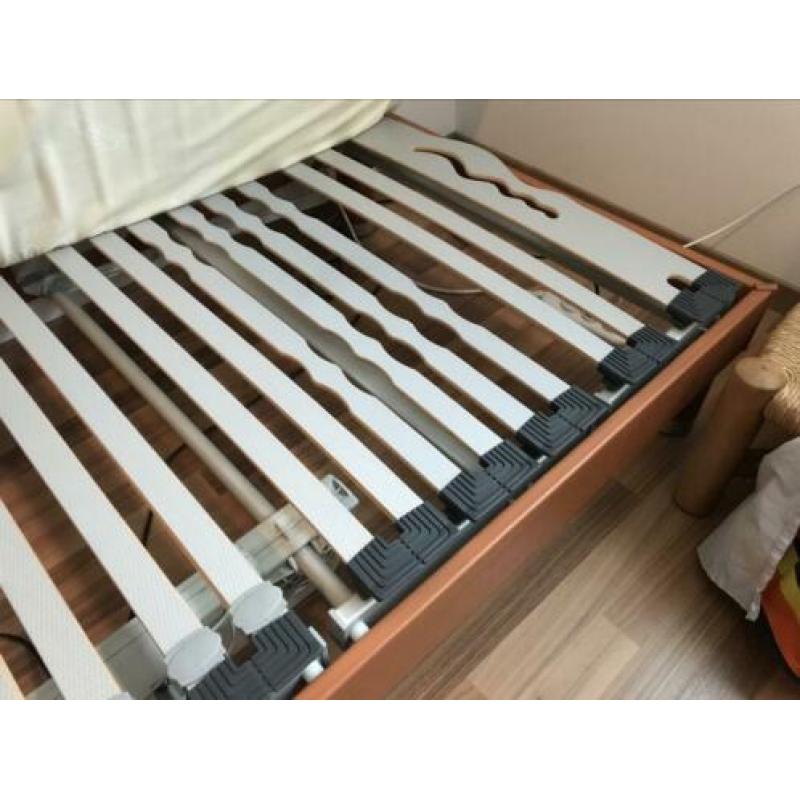 Pireli elektrisch bedienbaar bed.