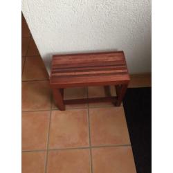 Diverse side tables.