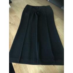 Prachtige zwarte pantalon van het merk marc aurel, maat 42.