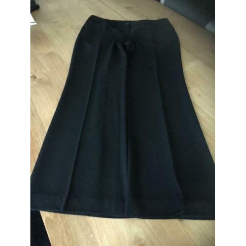Prachtige zwarte pantalon van het merk marc aurel, maat 42.