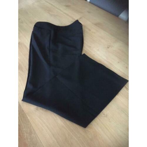 Prachtige zwarte pantalon van het merk marc aurel, maat 42.