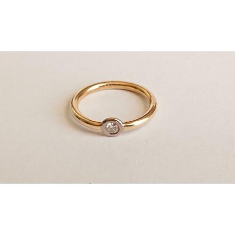 Geel- en witgouden Tube-RING (14kt) met 1 Briljant 0.08 crt