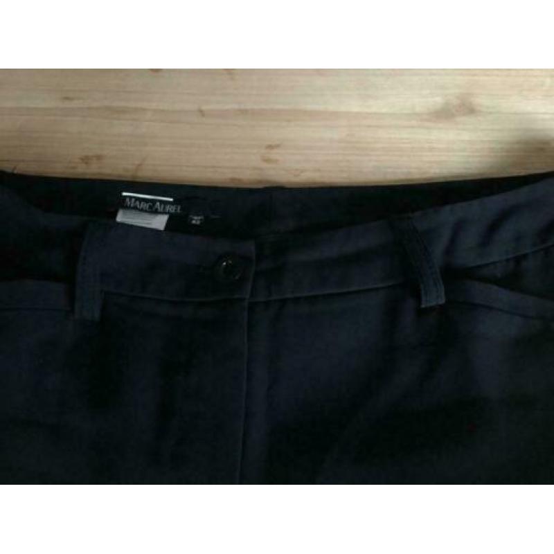 Prachtige zwarte pantalon van het merk marc aurel, maat 42.