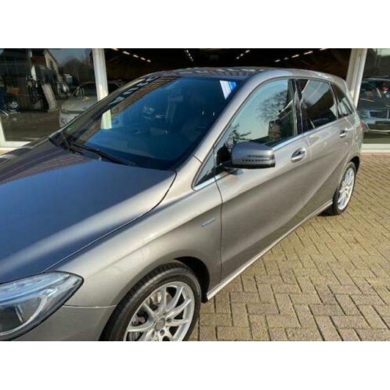 Mercedes-Benz B-Klasse 180 Prestige blueEFFICIENCY / Navigat
