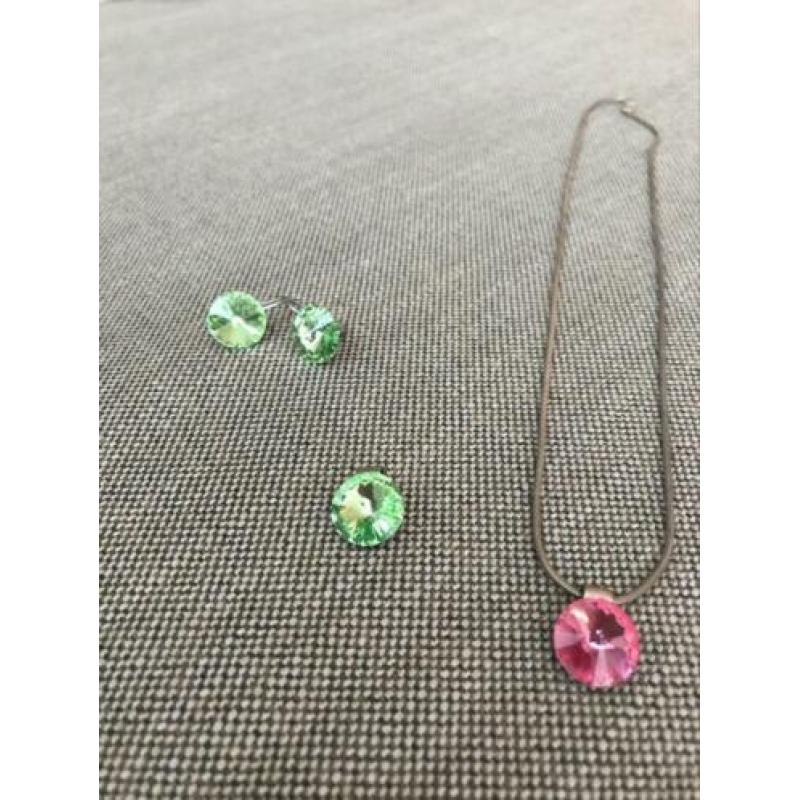 Zilverkleurige dames ketting met bijpassende oorbellen
