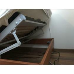 Pireli elektrisch bedienbaar bed.