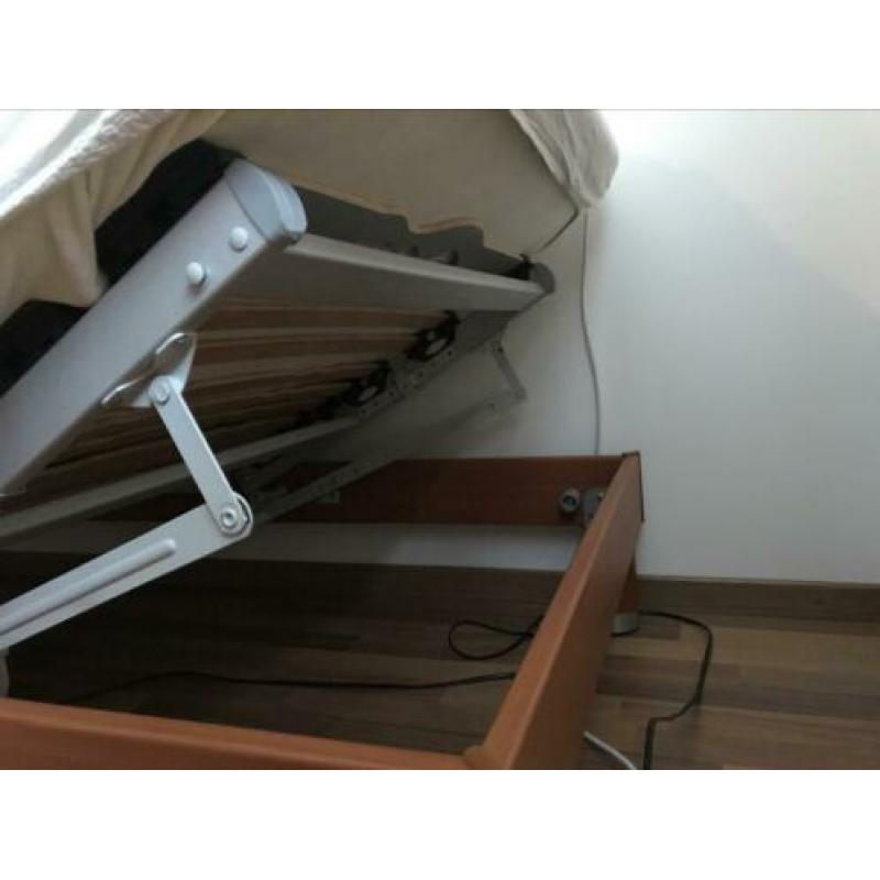 Pireli elektrisch bedienbaar bed.