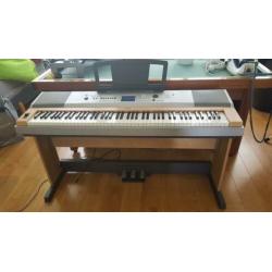 Yamaha DGX-630 keyboard/piano incl pedalen en boekwerk